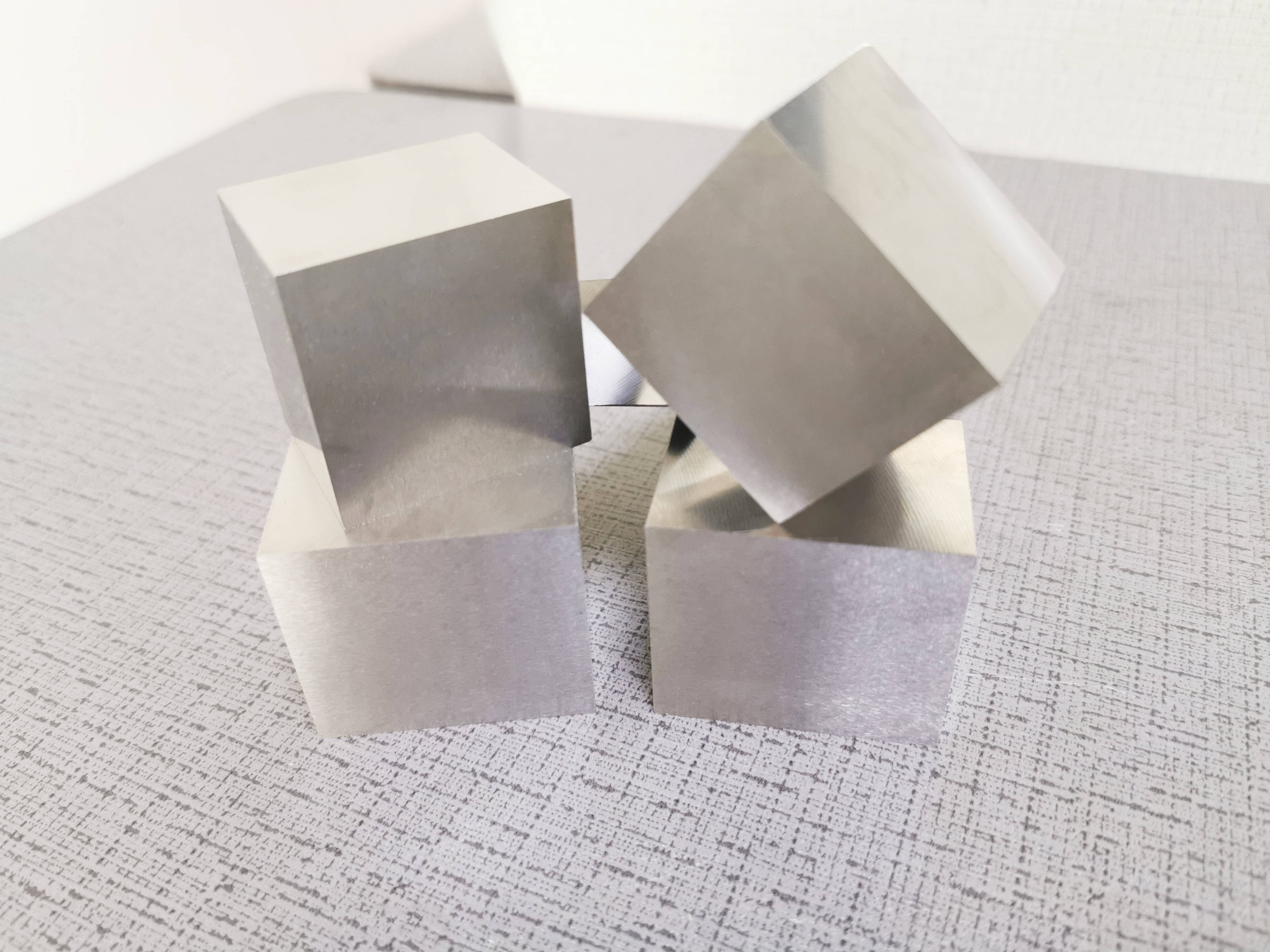 冷作模具钢与热作模具钢的区别与联系 高性能模具材料的深度解析